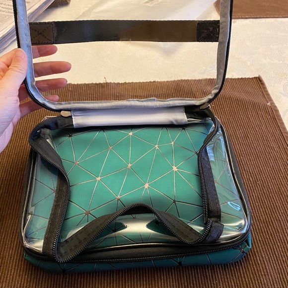 Makeup/travel bag - Picture 2 of 6